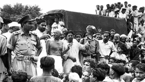 Gandhiji_and_Sub-Inspector_Qurban_Ali_in_Champaran_1917