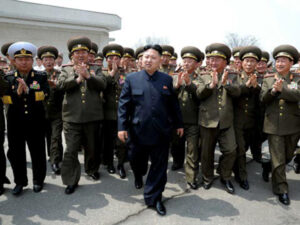 21-1440153783-04-kim-jong-un-with-north-korean-army-600