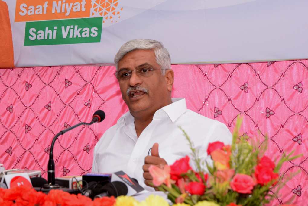 The_Minister_of_State_for_Agriculture_and_Farmers_Welfare,_Shri_Gajendra_Singh_Shekhawat_addressing_a_press_conference,_at_Asansol,_in_West_Bengal_on_June_03,_2018
