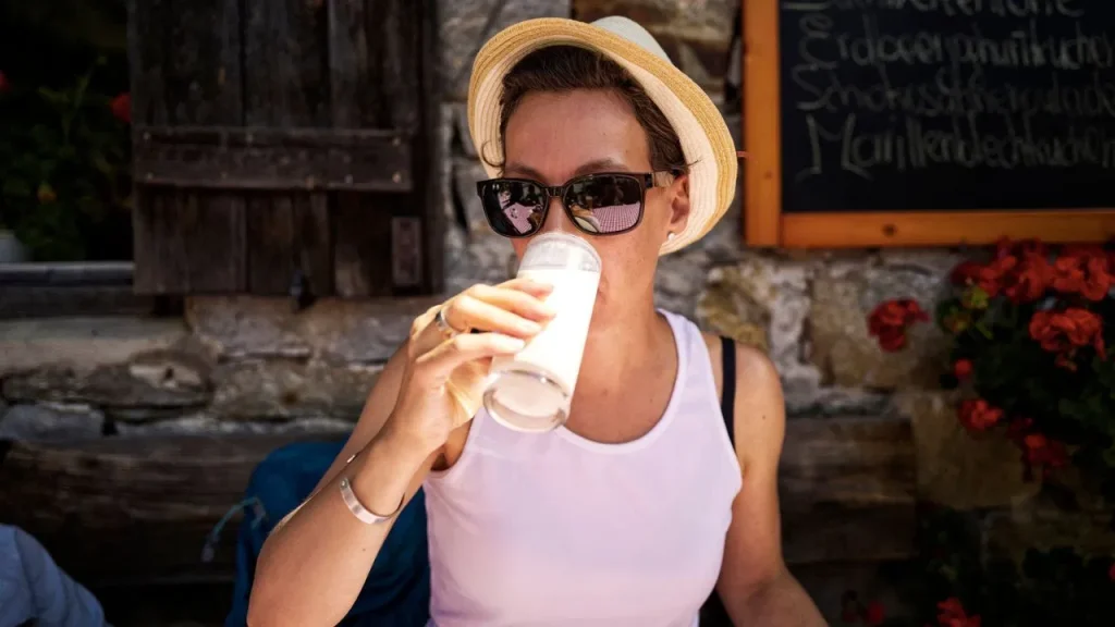 mix-gond-katira-in-buttermilk-health-benefits-best-drink-for-summer-to-stay-energetic