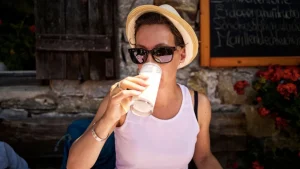 mix-gond-katira-in-buttermilk-health-benefits-best-drink-for-summer-to-stay-energetic