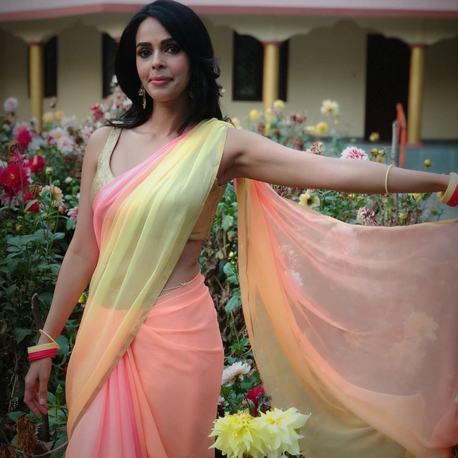 Mallika Sherawat Looking Awesome in Red Saree_7