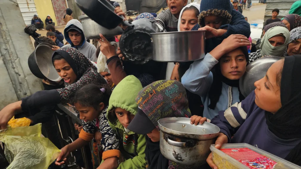 AA-20250321-37413211-37413197-FOOD_IS_DISTRIBUTED_TO_PALESTINIANS_IN_GAZA-1742625989