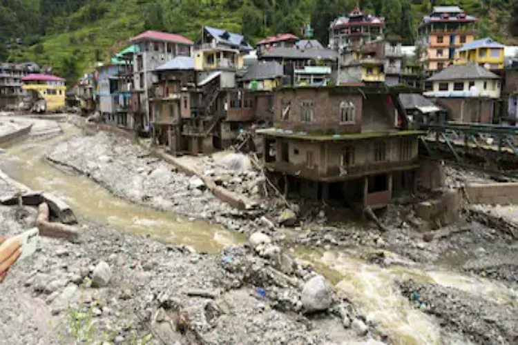 1755703655Heavy_rains_in_Himachal_have_disrupted_life,_schools_and_colleges_closed_in_many_areas