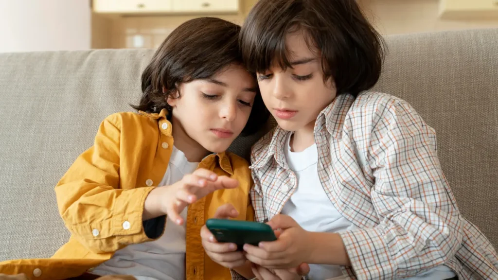 kids-watching-phone-19-08-2025-1755579365