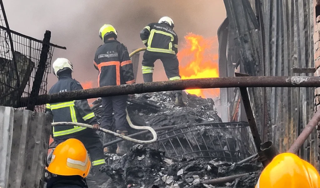 massive-fire_large_0935_21
