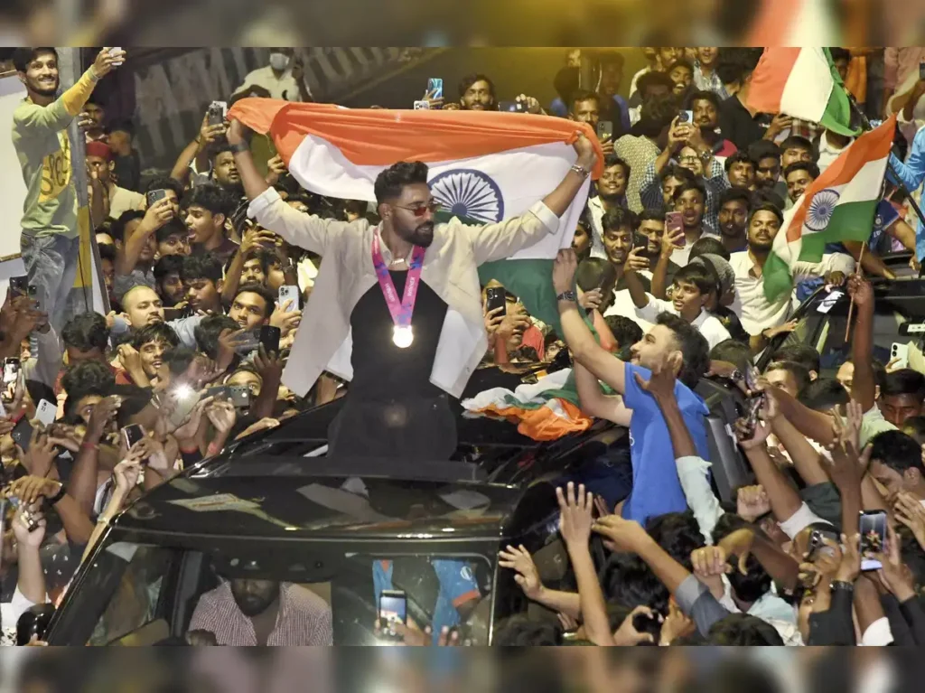 t20-wc-mohammed-siraj-receives-grand-welcome-after-reaching-hyderabad-here-are-videos