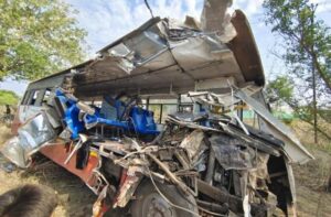 2023_5image_19_35_055442214bus