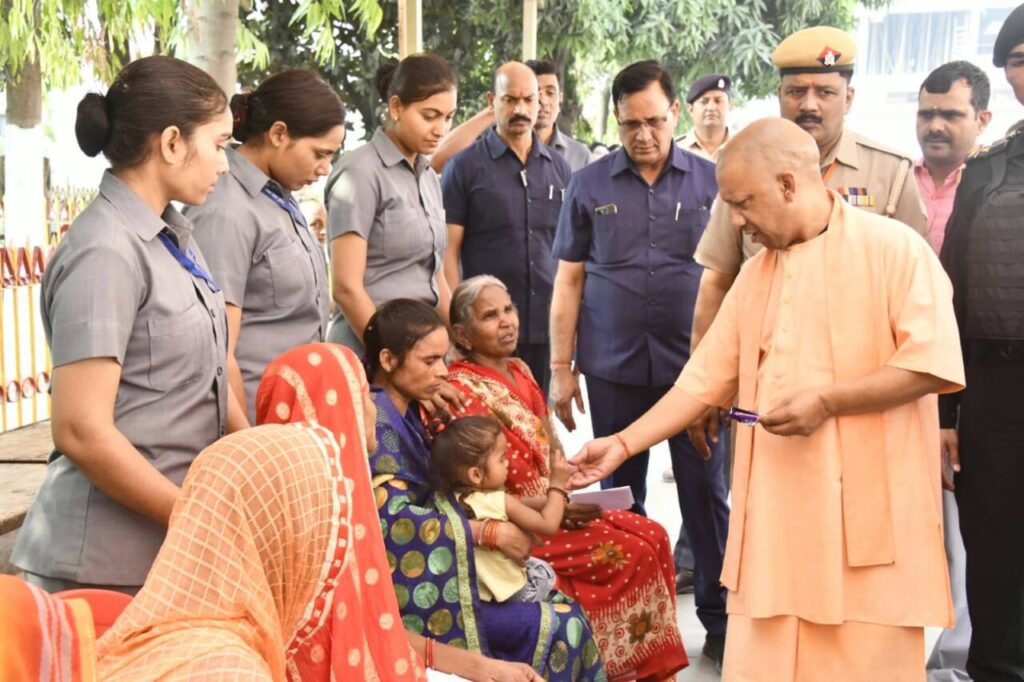 cm_janata-darshan_326