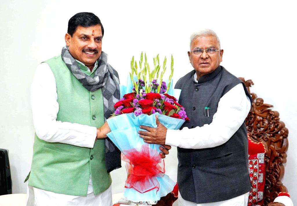 governor-of-madhya-pradesh-mangubhai-patel-meets-1828400