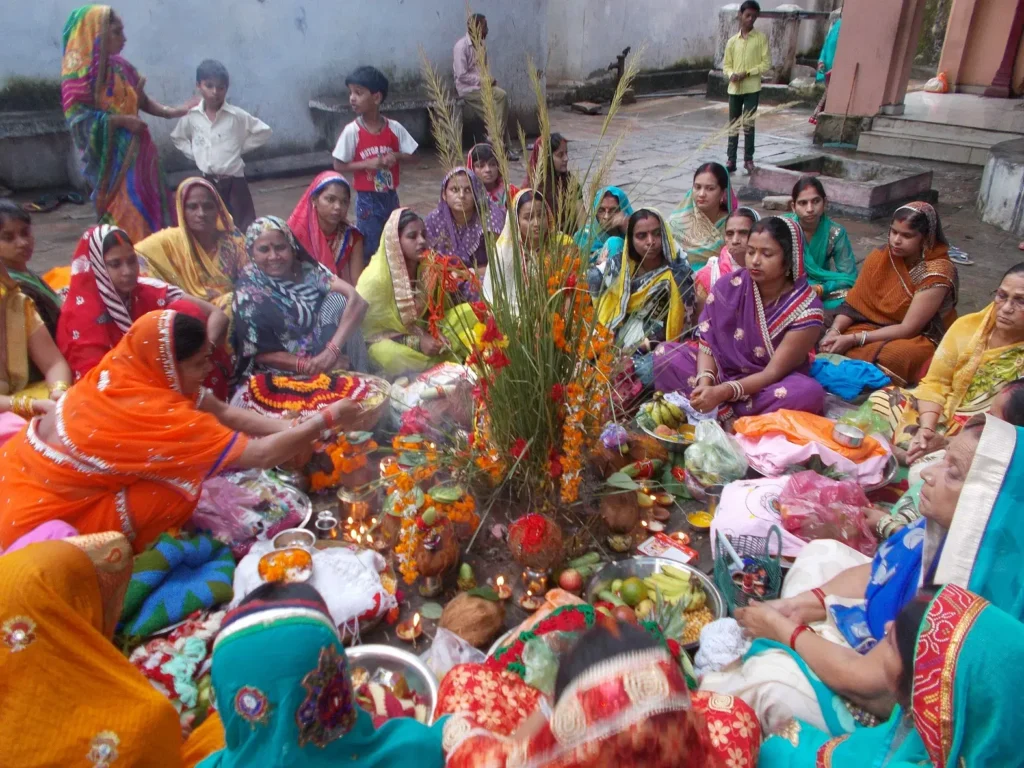 rabrtsganj-women-do-worship-at-the-feast-jivitputrika-ramjanki-temple-complex_1474653204