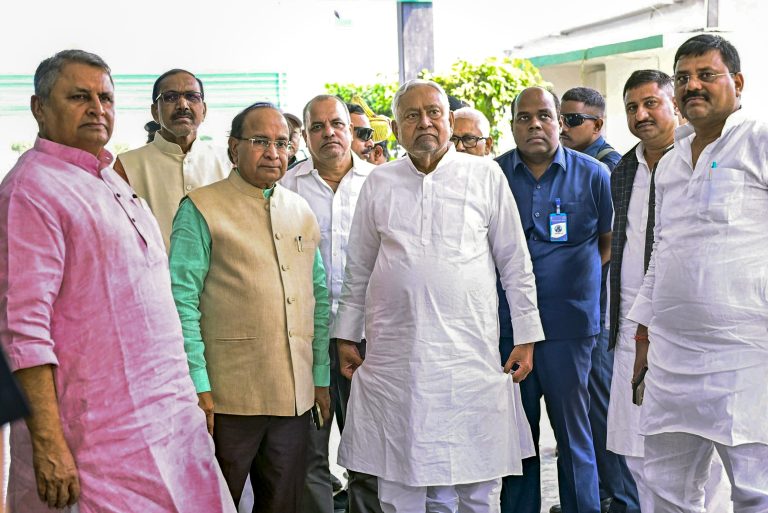 62nexyzK-breaking_news-768x513