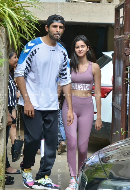 659-indian-actor-kartik-aaryan-spotted-with-actor-ananya-pandey-at-image-88005500_20190916_072