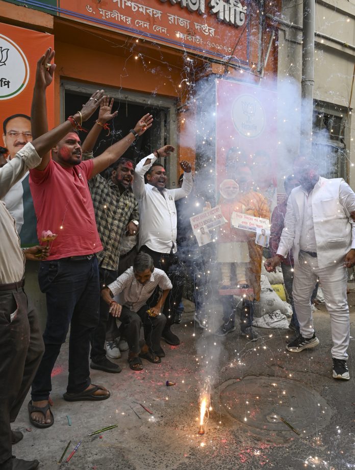 BDg6Nlfz-breaking_news-696x923