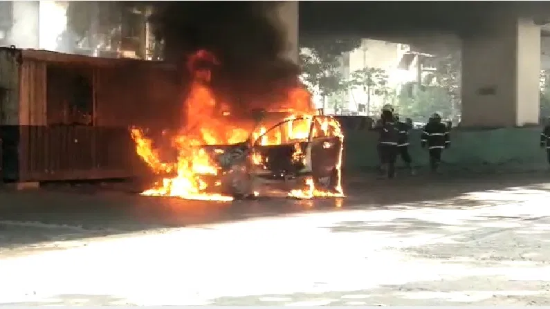 Mumbai-Borivali-Burning-Car