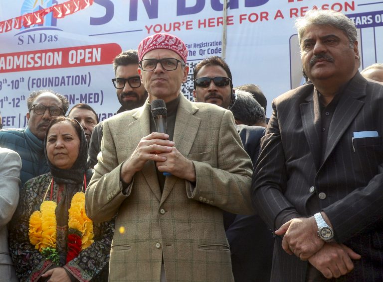 Z3i3F1rl-breaking_news-768x567