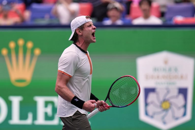 g5297j4U-breaking_news-768x512