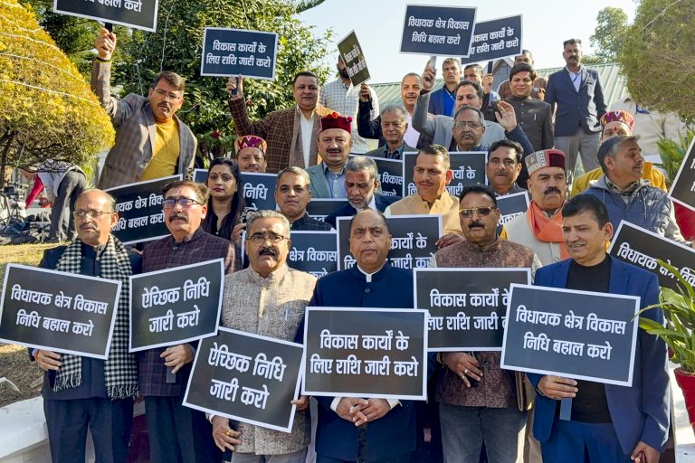 qQEHW7Vy-breaking_news-1-768x512