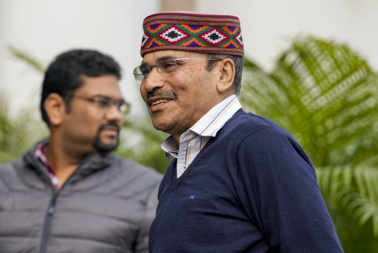 AjfwcsXl-breaking_news-768x513