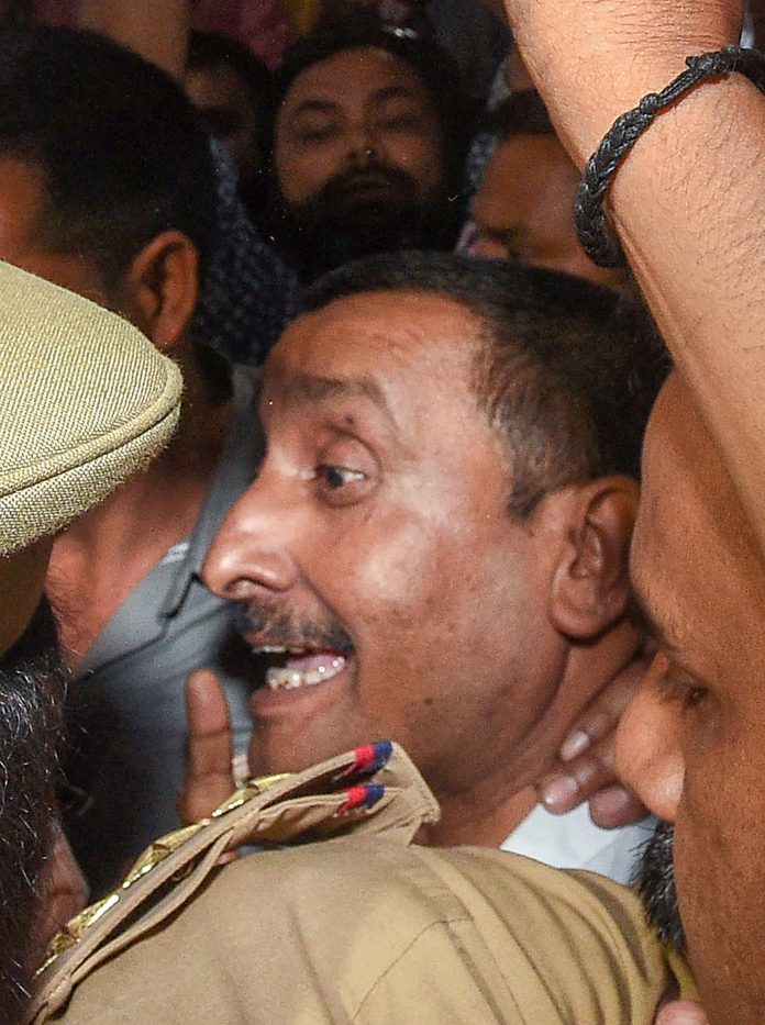 QvG5C69v-breaking_news-696x933