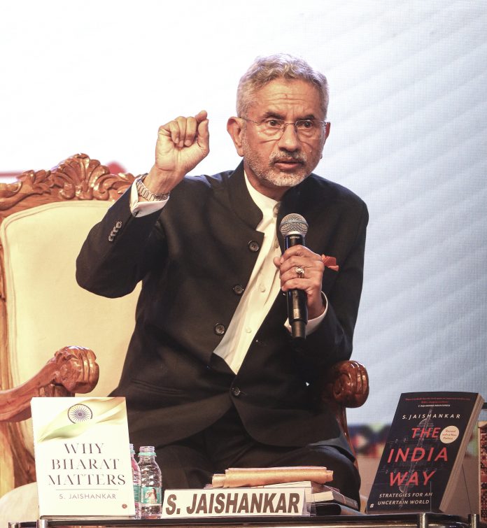 aq5UxHkv-breaking_news-696x755