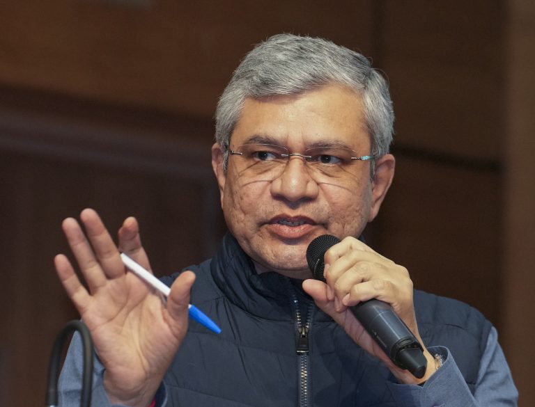 dzS6rwHd-breaking_news-768x585