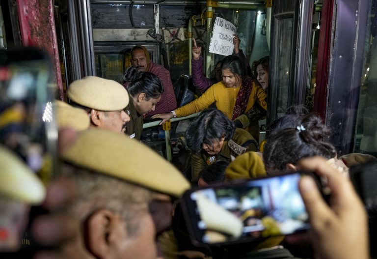 sSpzF0Bf-breaking_news-768x527