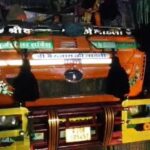 ट्रेलर ने बाइक सवार परिवार को कुचला, तीन बच्चों की मौत-पिता गंभीर