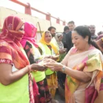 दिल्ली की मुख्यमंत्री रेखा गुप्ता ने मरघट वाले हनुमान मंदिर में की पूजा