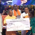 मुख्यमंत्री योगी ने कैलाश मानसरोवर के यात्रियों को वितरित की 5.5 करोड़ रुपये की सहायता राशि