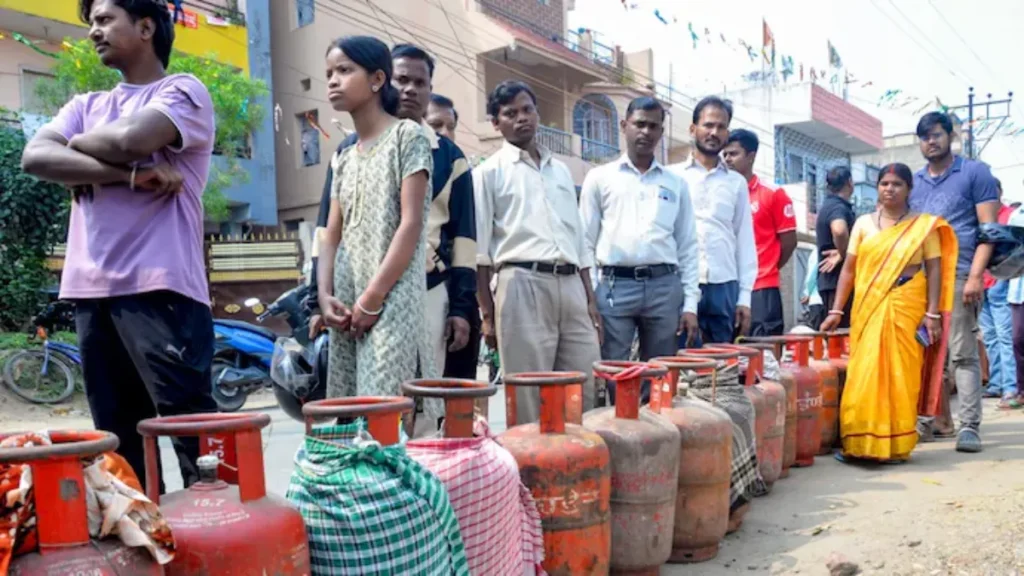 commercial-lpg-cylinder-shortage-hits-surat-and-vadodara-hotels-restaurants-and-businesses-struggle