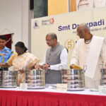 भारत की राष्ट्रपति ने परोसी अक्षय पात्र की 5 अरबवीं थाली