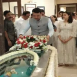 आशा भोसले के अंतिम दर्शन को उनके घर पहुंचे सीएम फडणवीस, श्रद्धांजलि अर्पित की