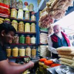 पश्चिम बंगाल: चुनावी रैली के बाद जनता के बीच पहुंचे पीएम मोदी, झालमुड़ी का लिया आनंद