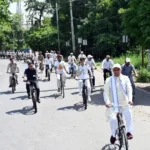 गुजरात के राज्यपाल आचार्य देवव्रत ट्रेन से कुरुक्षेत्र पहुंचे, साइकिल चलाकर ईंधन बचाने का दिया संदेश