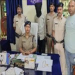 ट्रेन में छूटे लगभग 8 लाख रुपये से अधिक के जेवरों से भरे बैग को जीआरपी इंदौर ने सुरक्षित लौटाया