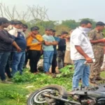 धनबाद में पत्थर से सिर कुचलकर युवक की हत्या, झाड़ियों से मिला शव