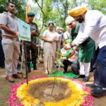 दिल्ली की सीएम रेखा गुप्ता ने लोगों से की अपील, कम से कम एक पौधा जरूर लगाएं
