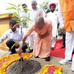 विश्व पर्यावरण दिवस पर सीएम योगी ने अपने आवास पर लगाया पौधा, बोले-पर्यावरण बचेगा तो प्रकृति बचेगी