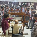 अहमदाबाद: केंद्रीय विद्यालय में मना राष्ट्रीय हथकरघा दिवस, 370 विद्यार्थियों ने जाना बुनाई का हुनर